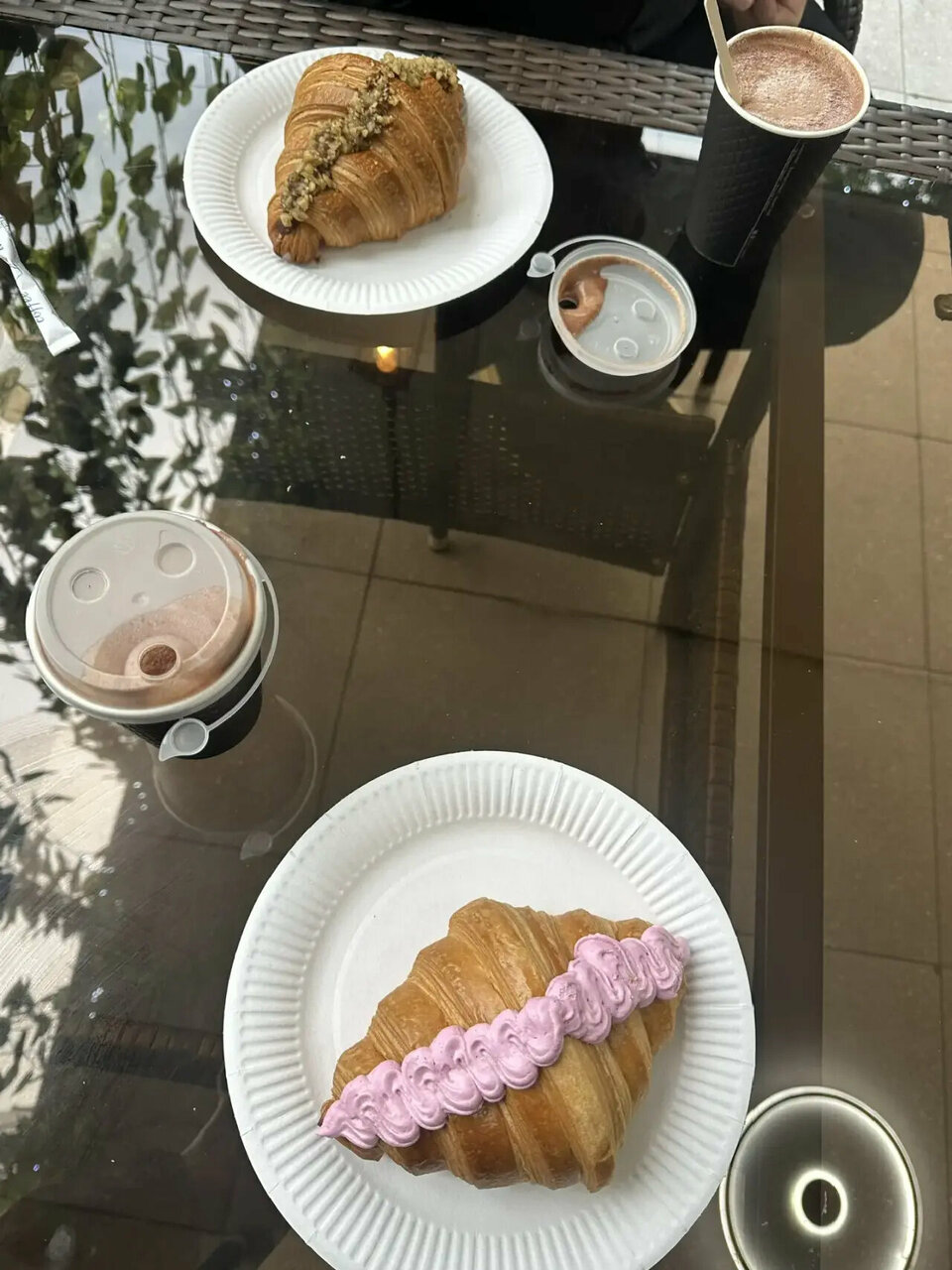 Круассаны и кофе на столе нашей веранды